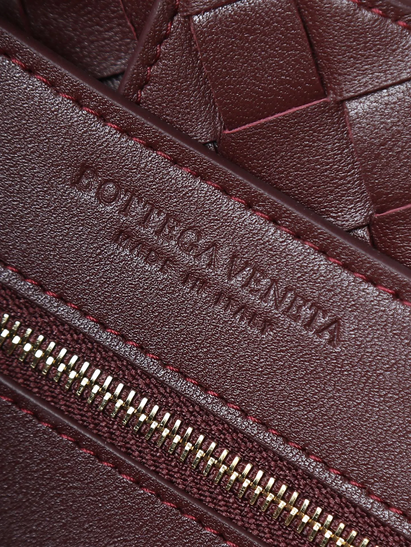 1550. Andiamo is shipping‼ ️Really popular🔥The new Andiamo woven handbag launched by Bottega Veneta this season is really popular all over the world! ! Celebrities at home and abroad have worn it, and Oscar-winning actress Michelle Yeoh has taken it out on the street. Song Jia, Trai Yala, Yu Feihong, Sanji Ayaka, Rosie Hunting-Whiteley, Yoshioka Riho, etc. have all worn this bag. It is classic and versatile and shows off your temperament, and the bag capacity is also large, which is very convenient for daily commuting! ! A variety of carrying methods, the shoulder straps can be adjusted by yourself, the original lambskin feels soft and delicate, and the unisex style breaks gender boundaries and brings a more practical and longer-lasting use experience. Andiamo, which has both elegant and casual styles, perfectly interprets the true appearance of "fashionable old money style". Style number: 766016 Size: 32*24*12